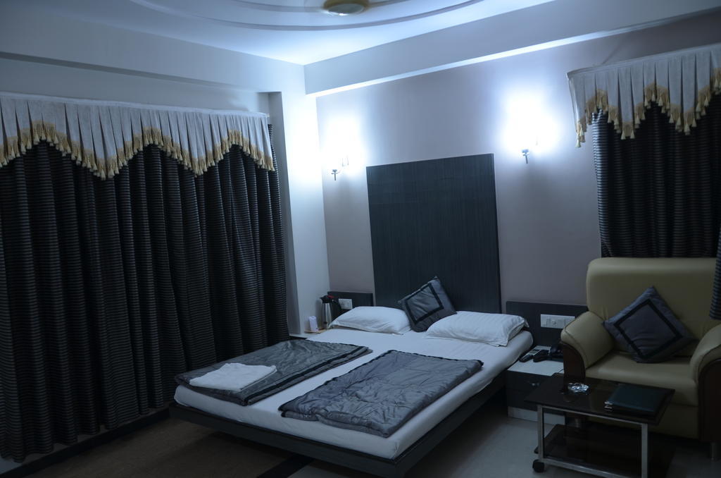 Capital O 978 Marshall The Hotel Ahmedabad Room photo