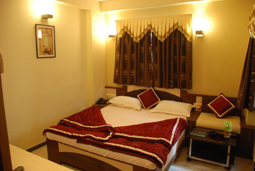 Capital O 978 Marshall The Hotel Ahmedabad Room photo